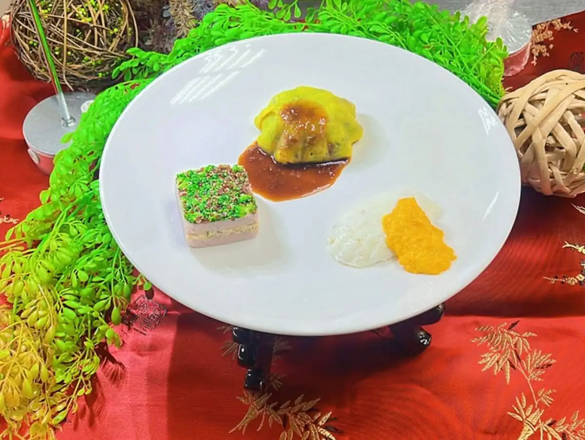 李帆畇、洪鈺閎共同製作的創新料理「頤養銀膳創三藝」，獲得校園組總冠軍。(圖/中華醫大餐旅系  提供)