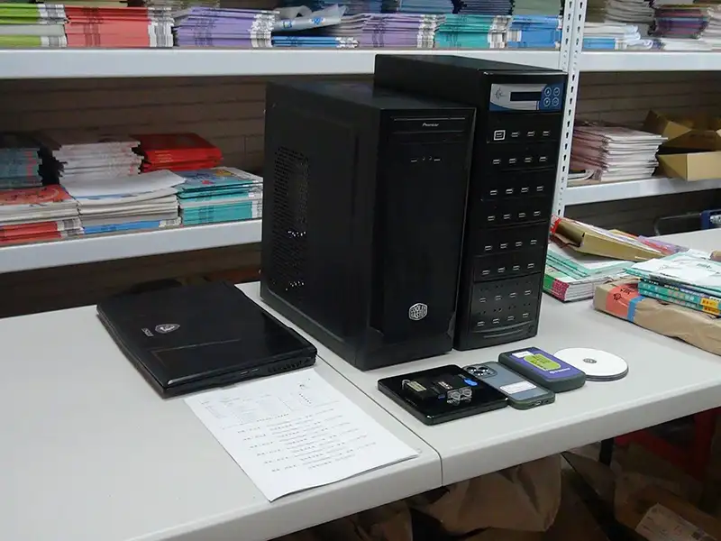 警方查扣的「1對31 USB拷貝機」，成為複製盜版教材的主要工具。（圖／刑事警察局　提供）