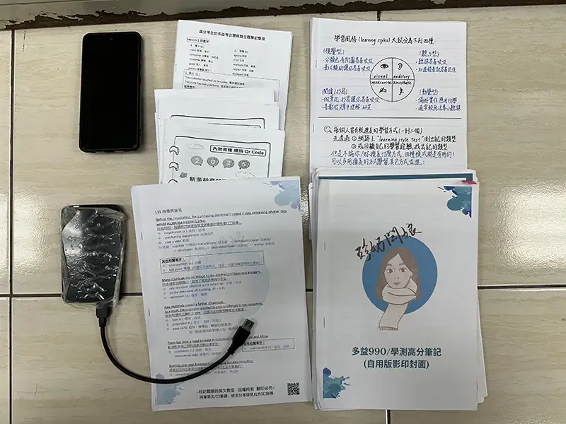 現場擺放起獲的電腦、手機、USB拷貝機及大量盜版教材，警方說明偵辦過程。（圖／刑事警察局　提供）