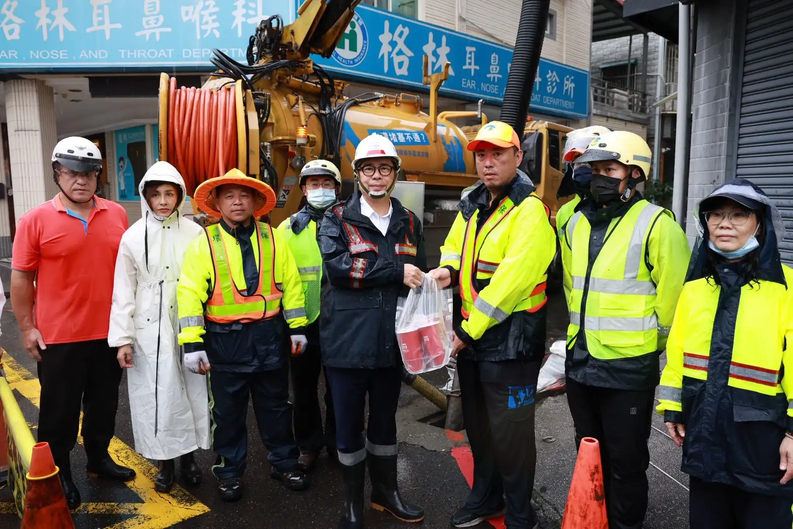 陳其邁至旗山區關心側溝清疏作業，並致贈飲料慰勉清潔隊員，感謝協助維護環境整潔，同時提醒注意自身安全。(記者吳文生 翻攝)