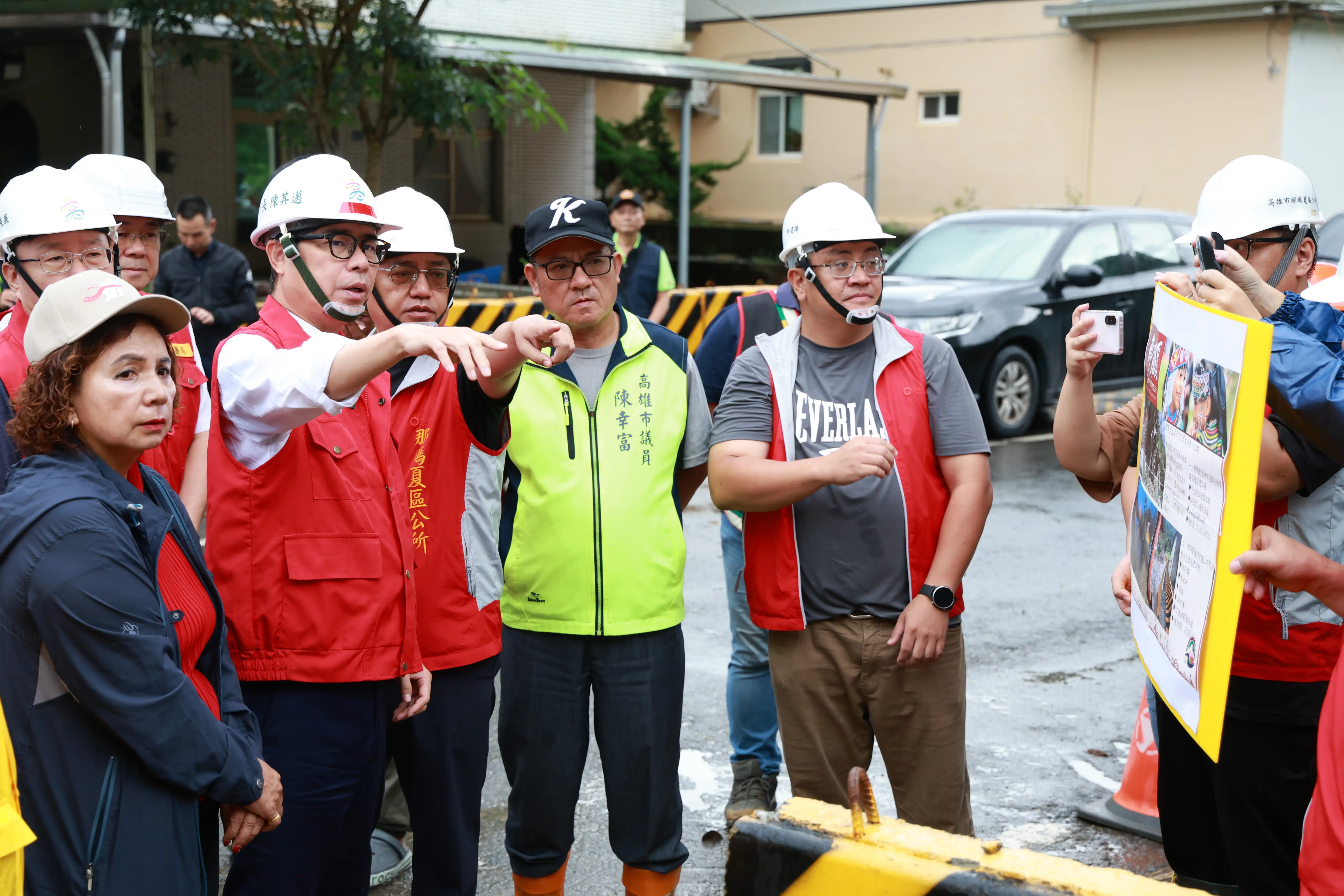 市長陳其邁23日前往那瑪夏區公所，視察災後復建並慰問受災戶，指示相關工程及補助從速推動。（記者吳文生翻攝）
