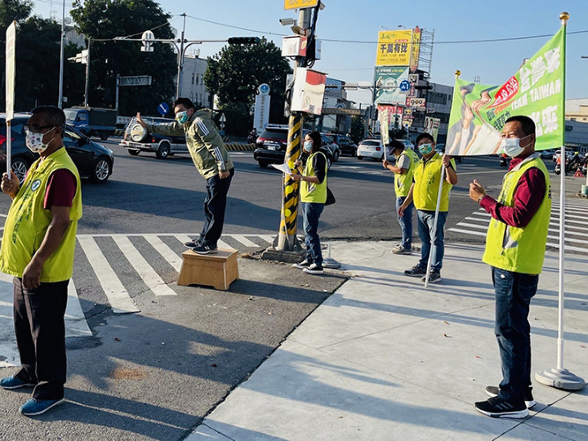 立委莊瑞雄在屏東市各重要路口串聯響應。