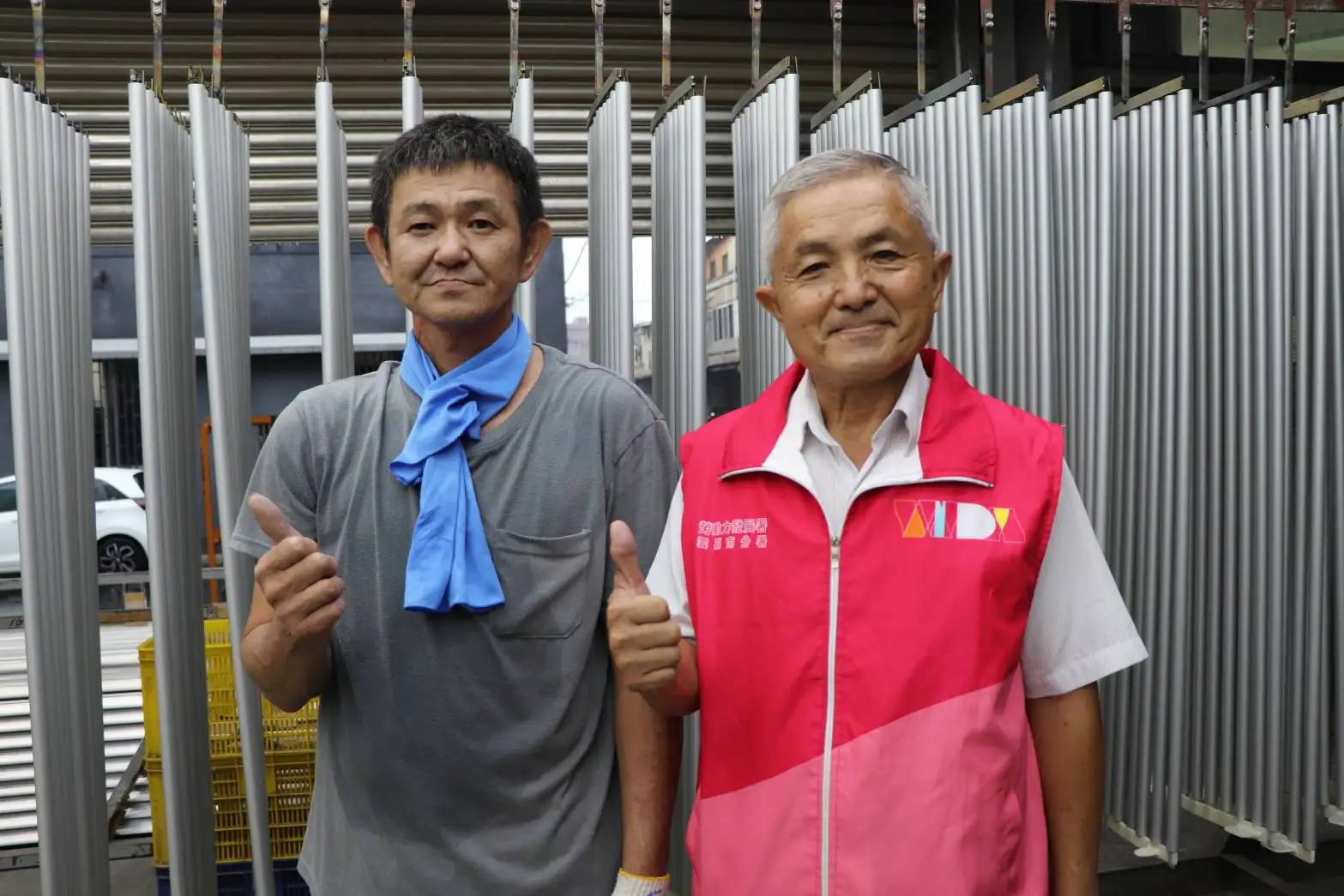 阿雄(左)工作至今，深獲同事敬重，公司稱許，台南就業中心就服員(右)也不定期關懷及打氣。(圖/勞動部台南就業中心 提供)