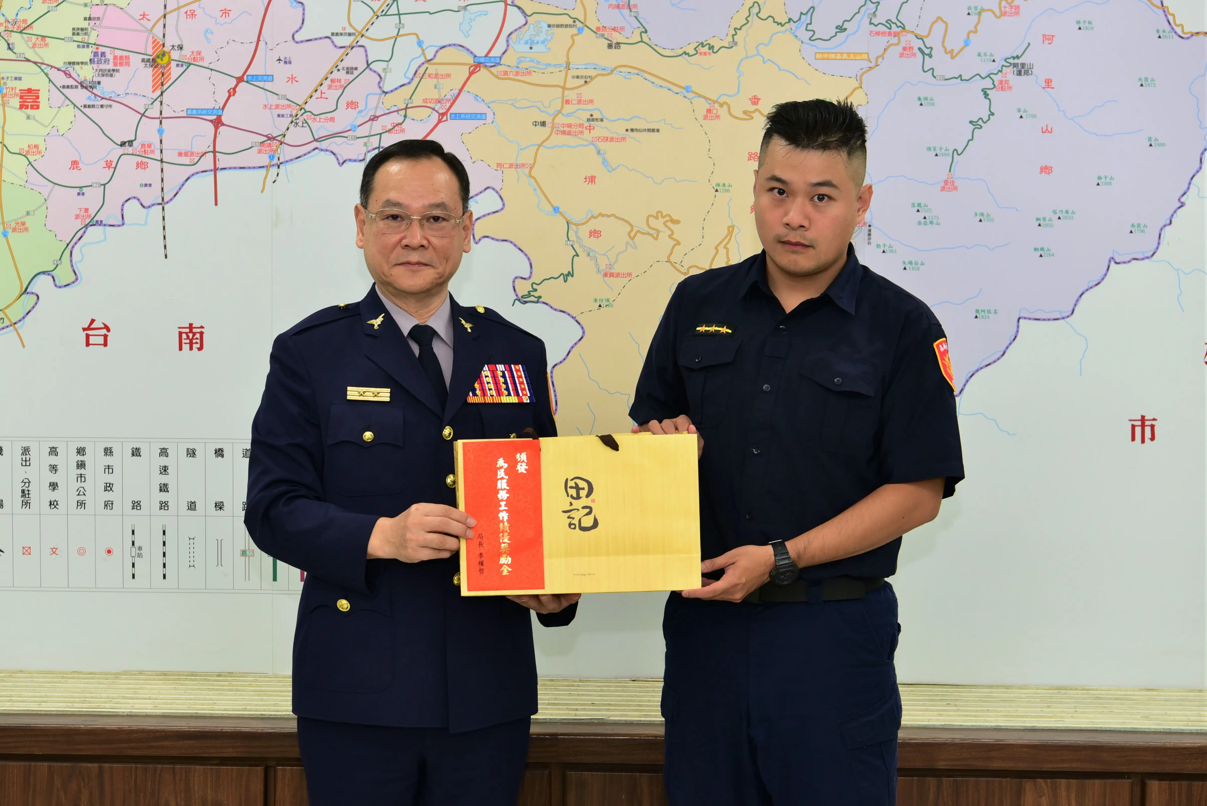南新派出所警員陳駿和(劉宥余代領)。(圖/嘉義縣警察局 提供)