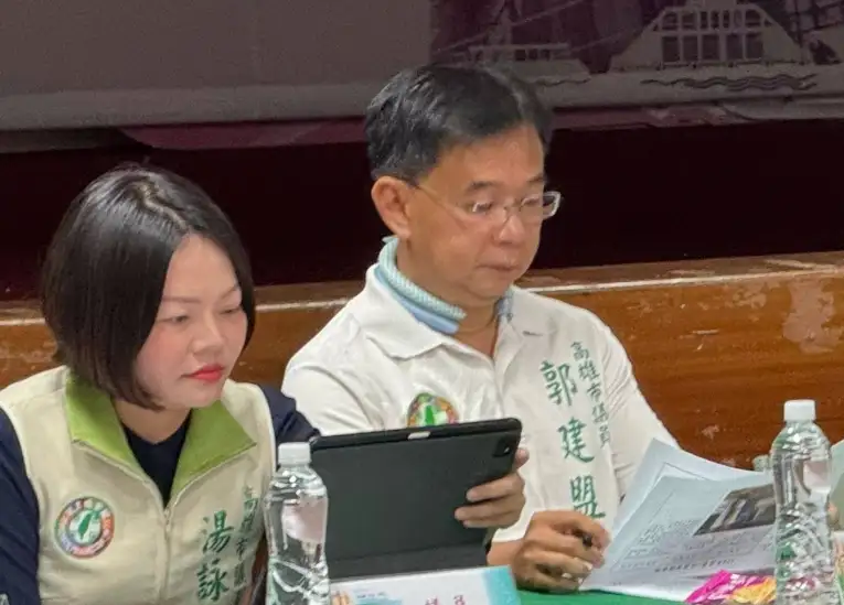 市議員郭建盟建議交通局與捷運局，於號誌系統更新前的過渡期，尖峰時段暫停「輕軌優先時相」，以減輕中山路壅塞。（記者吳文生攝）