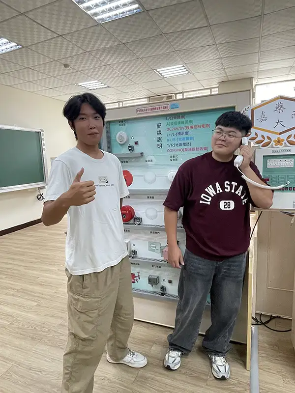 破紀錄考取「消防設備士」的黃奕銘(左)感謝學長陳漢廷(右)的伴讀。(圖/嘉南藥理大學 提供)