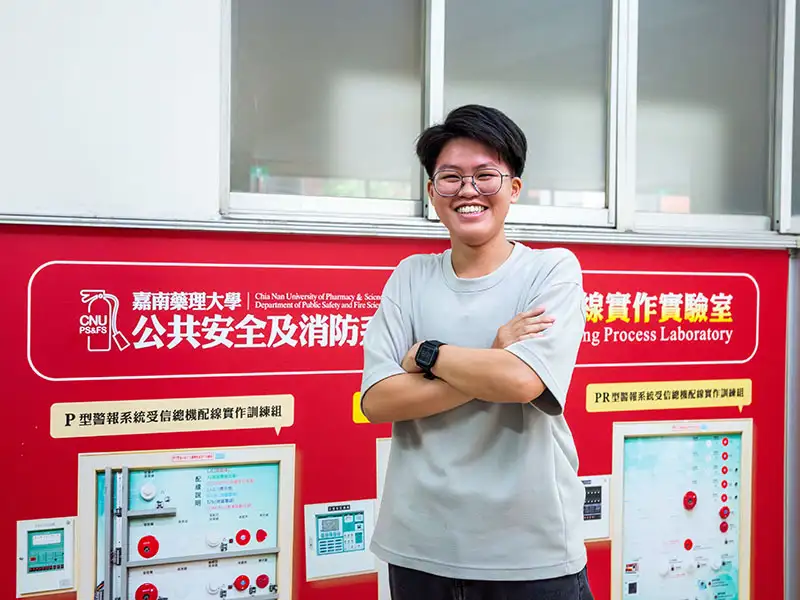 嘉藥陳昭諼感謝蘇銘宏老師的鼓勵，讓她順利通過「消防警察人員四等特考」。(圖/嘉南藥理大學 提供)