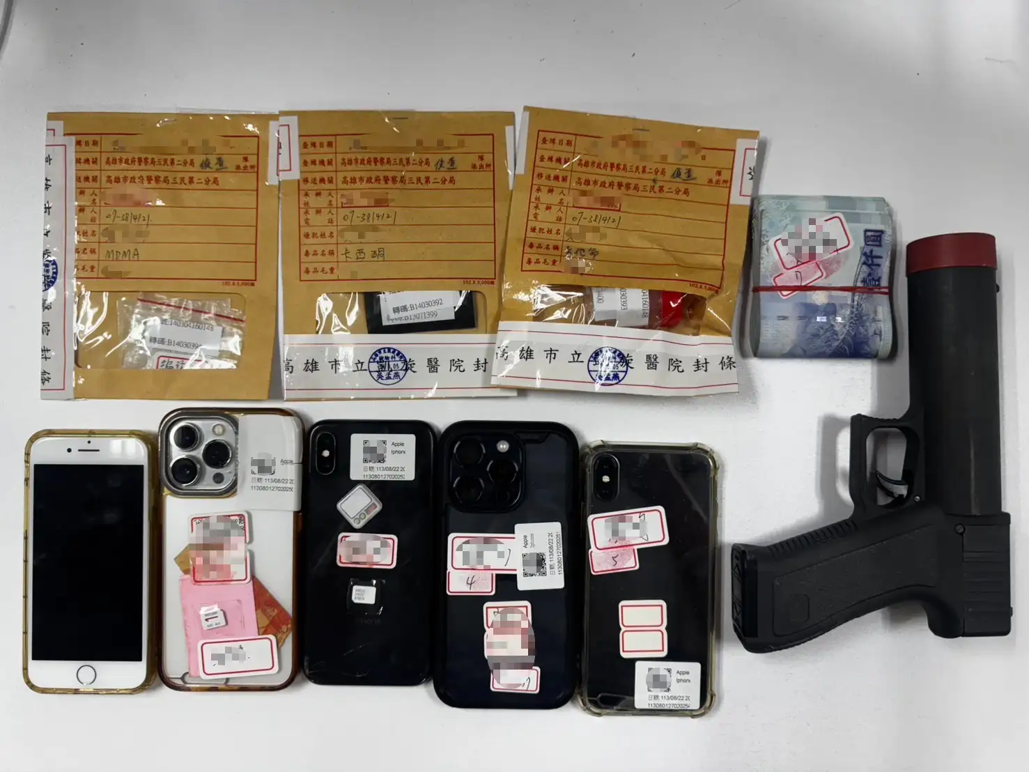 警方破獲暴力詐欺集團起獲愷他命、毒品咖啡包、哈密瓜錠、辣椒槍及多支手機等贓證物。(圖/南部打擊犯罪中心 提供)
