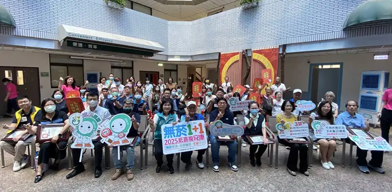 衛生局長趙紋華與得獎民眾合影，肯定「專業+陪伴」機制助民眾成功戒菸。(圖/嘉義縣衛生局 提供)