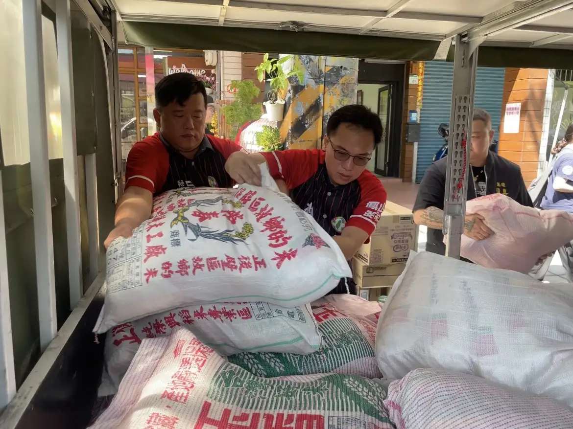 市議員林智鴻與社福團體捐贈米、乾糧、奶粉、尿布等物資及善款六萬元，全力協助花蓮光復鄉災民度過難關。（記者吳文生攝）