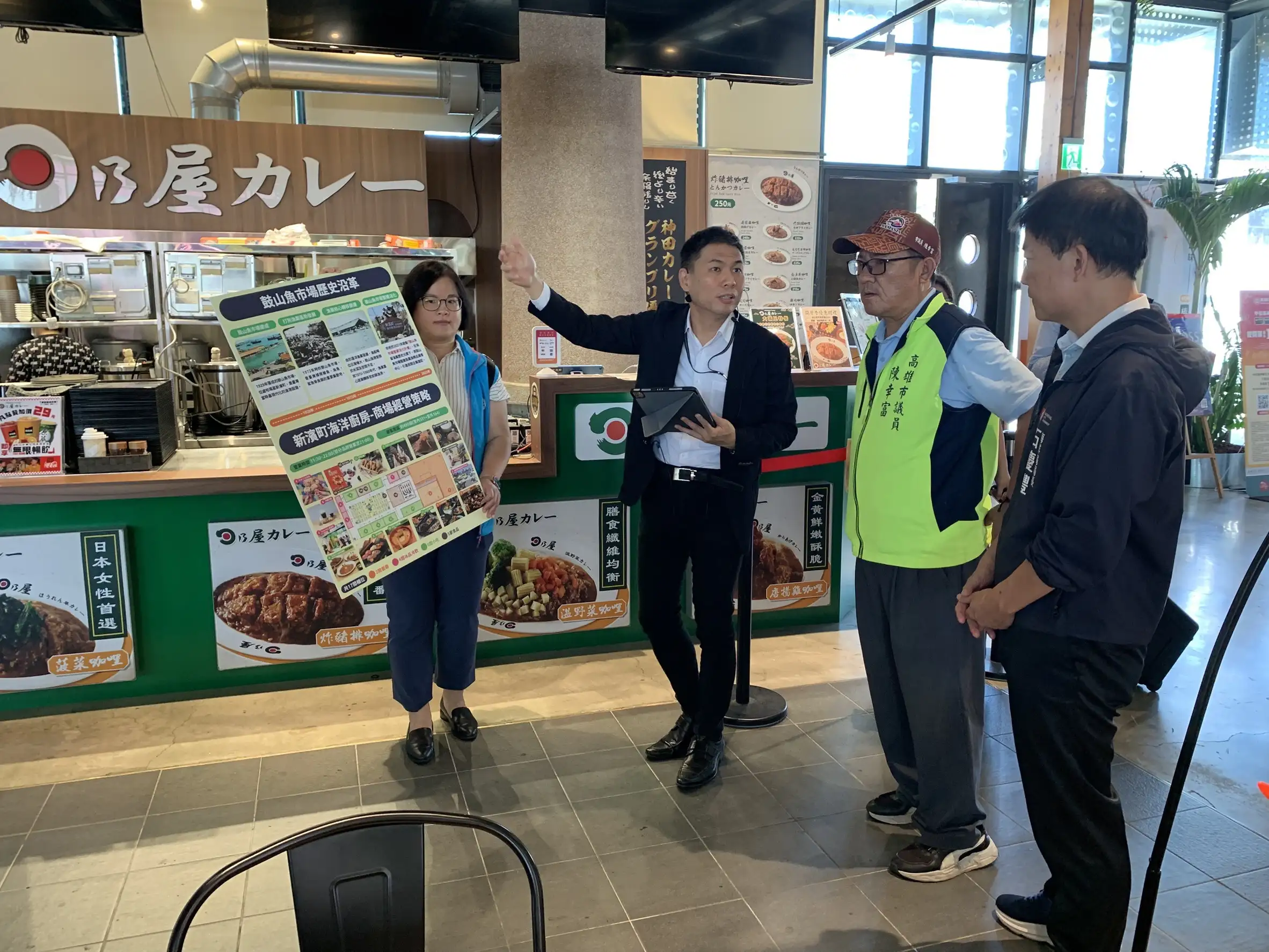 市議會農林委員會 25 日考察旗后漁港碼頭改善工程進度，並了解新濱町海洋廚房營運情況。（記者吳文生攝）