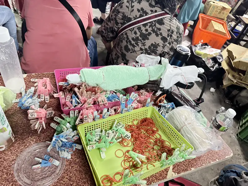 查緝現場查扣新臺幣20萬元賭資、天九牌及骰子等賭具。(圖/高雄市警察局湖內分局 提供)