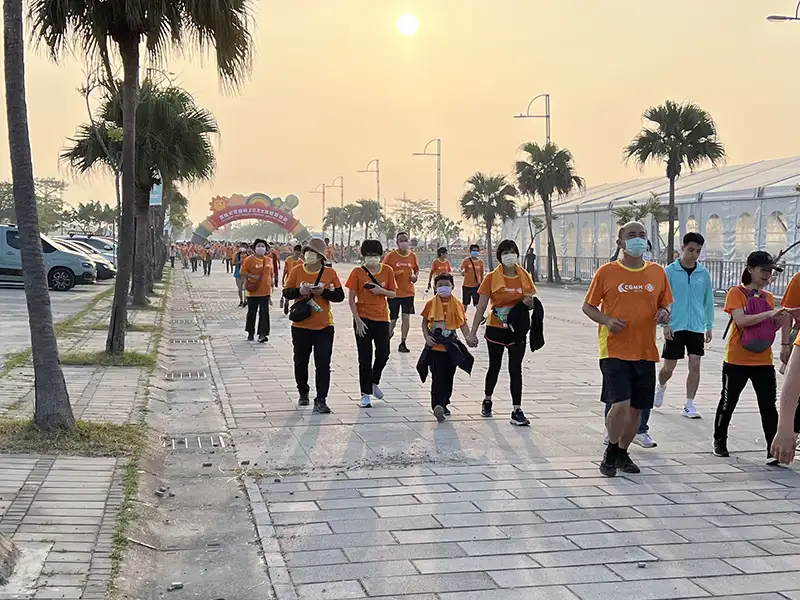 跑者在縣治特區起跑，為2025永慶盃嘉義場揭開序幕。(圖/交通警察隊 提供)