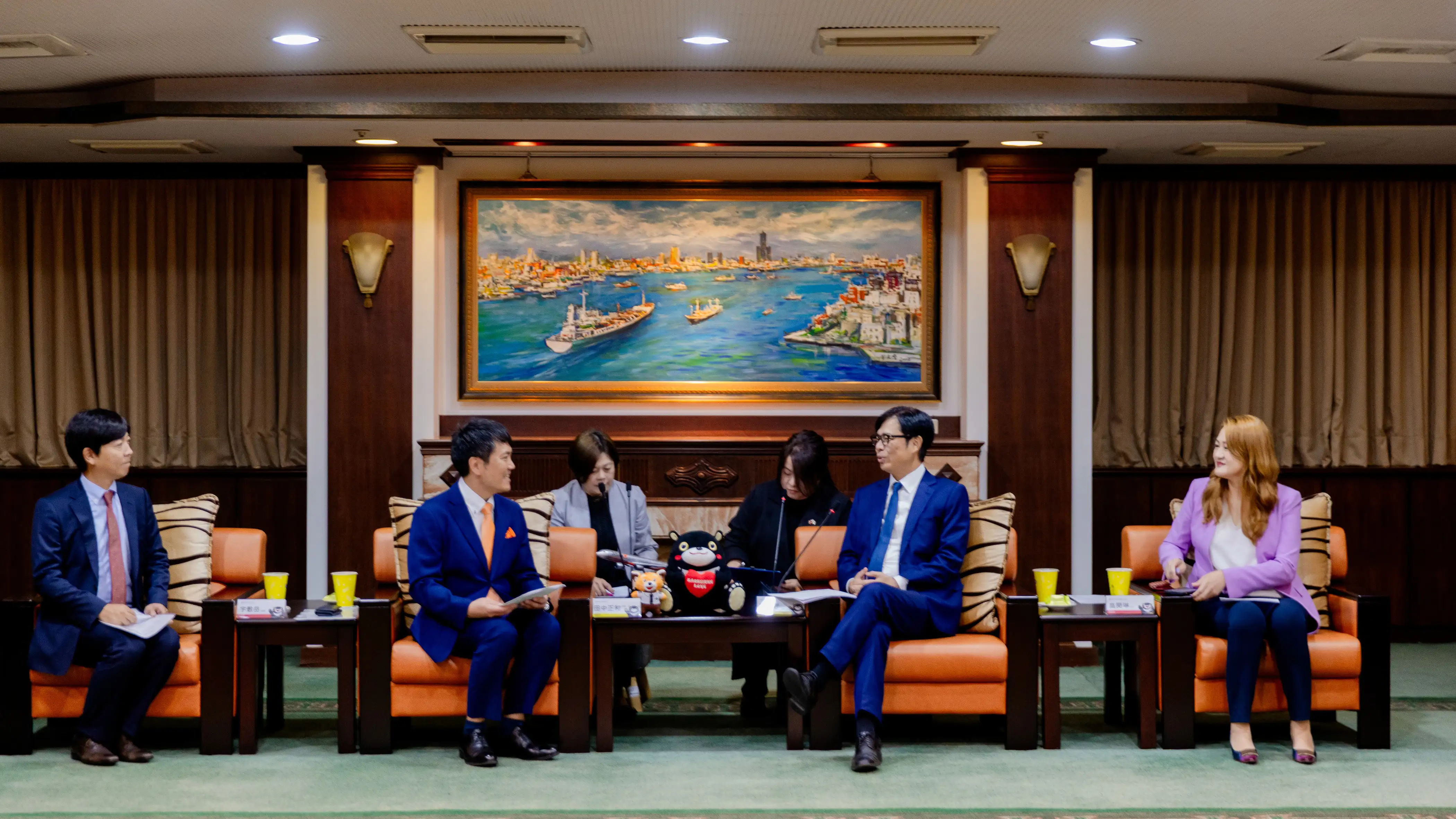 捷星日本航空代表董事兼總經理田中正和（左二）率團拜會高雄市長陳其邁（右二），並與觀光局長高閔琳（右一）等市府團隊合影，共同推動高雄—東京航線開航。（高雄市政府提供）