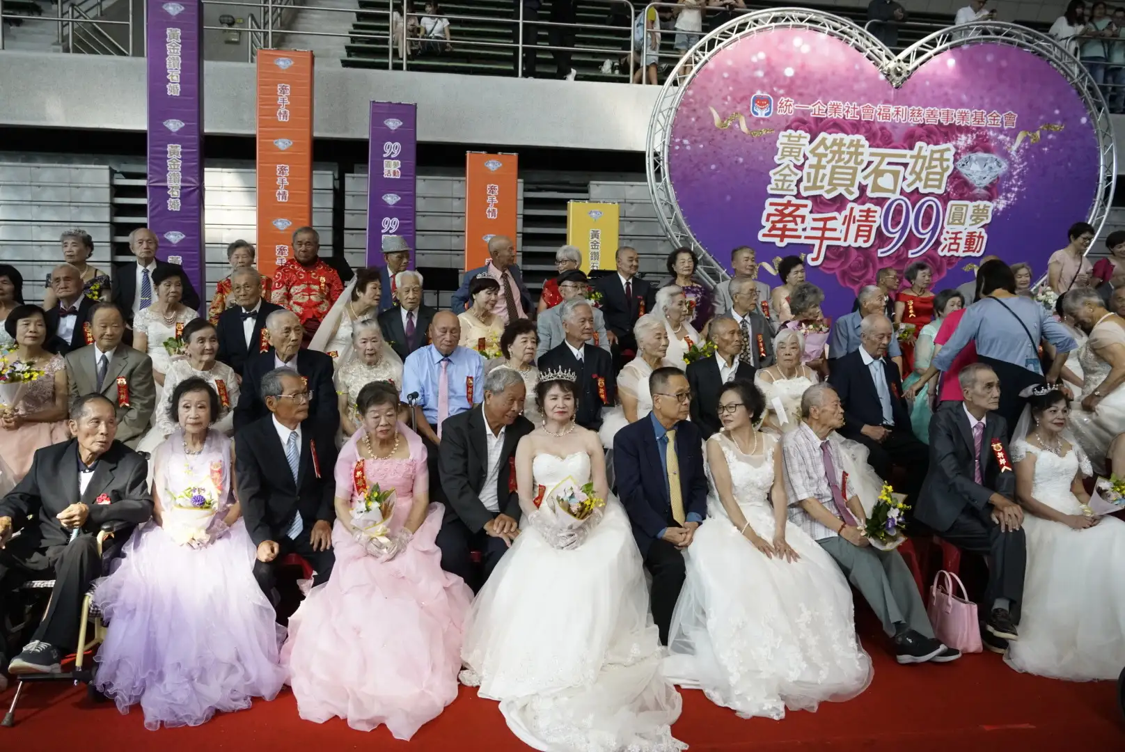 參與「攜手情99 圓夢活動」的金婚、鑽石婚夫妻們身著白紗、西裝,見證歲月長河中歷久彌新的愛情與承諾(圖/統一企業提供)