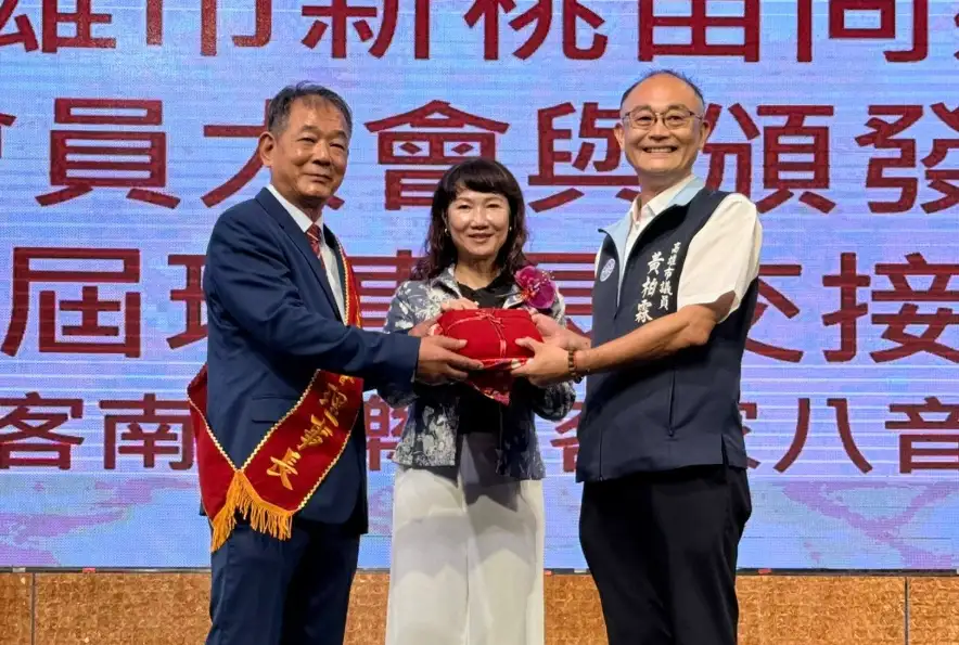 市議員黃柏霖眾望所歸,當選並接任高雄市新桃苗同鄉會第21屆理事長。(記者吳文生翻攝)