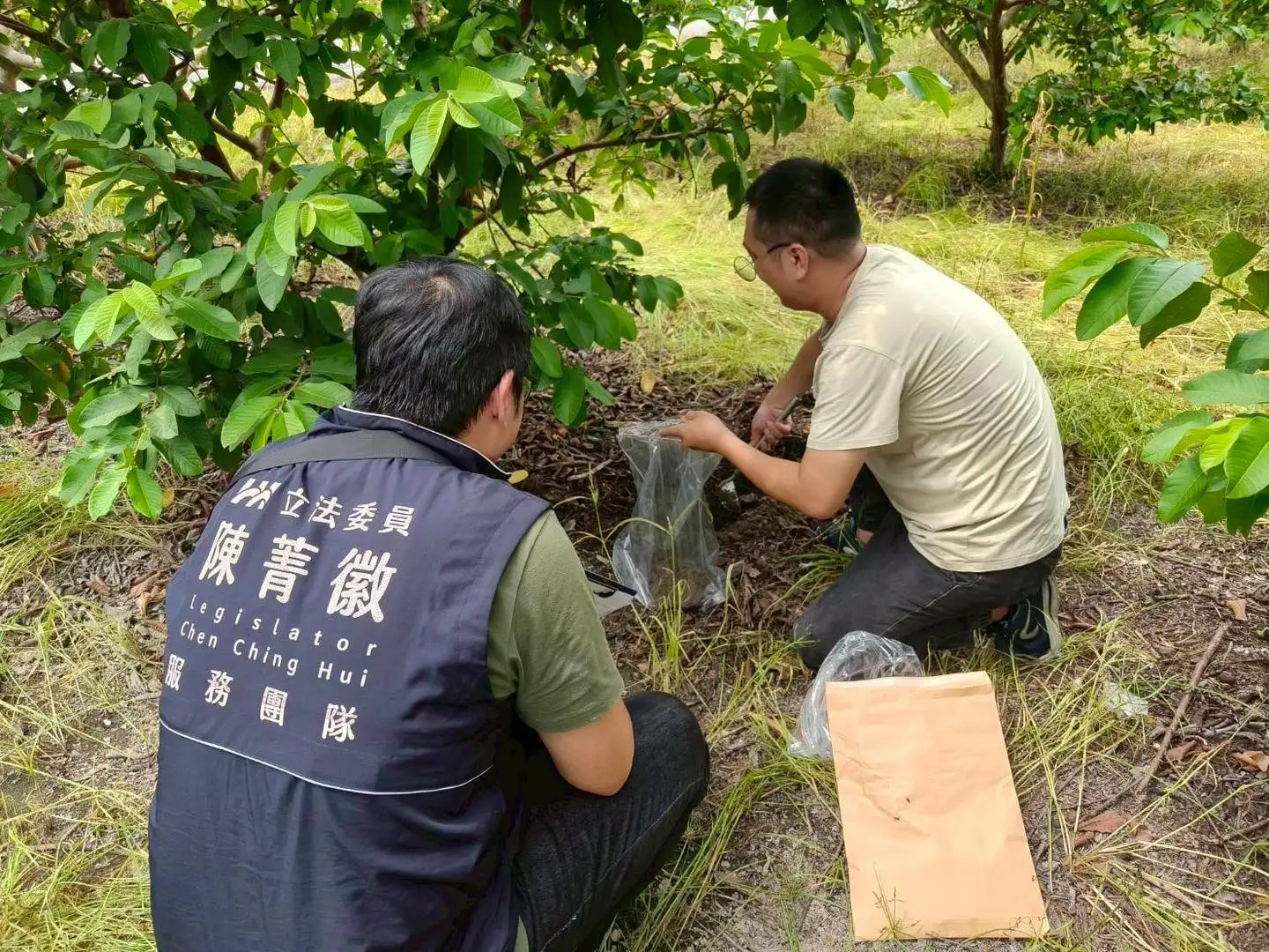 立委陳菁徽教師節連假期間,服務團隊兵分兩路,持續關心美濃農田污染情況及馬頭山廢棄物清除進度。(記者吳文生攝)