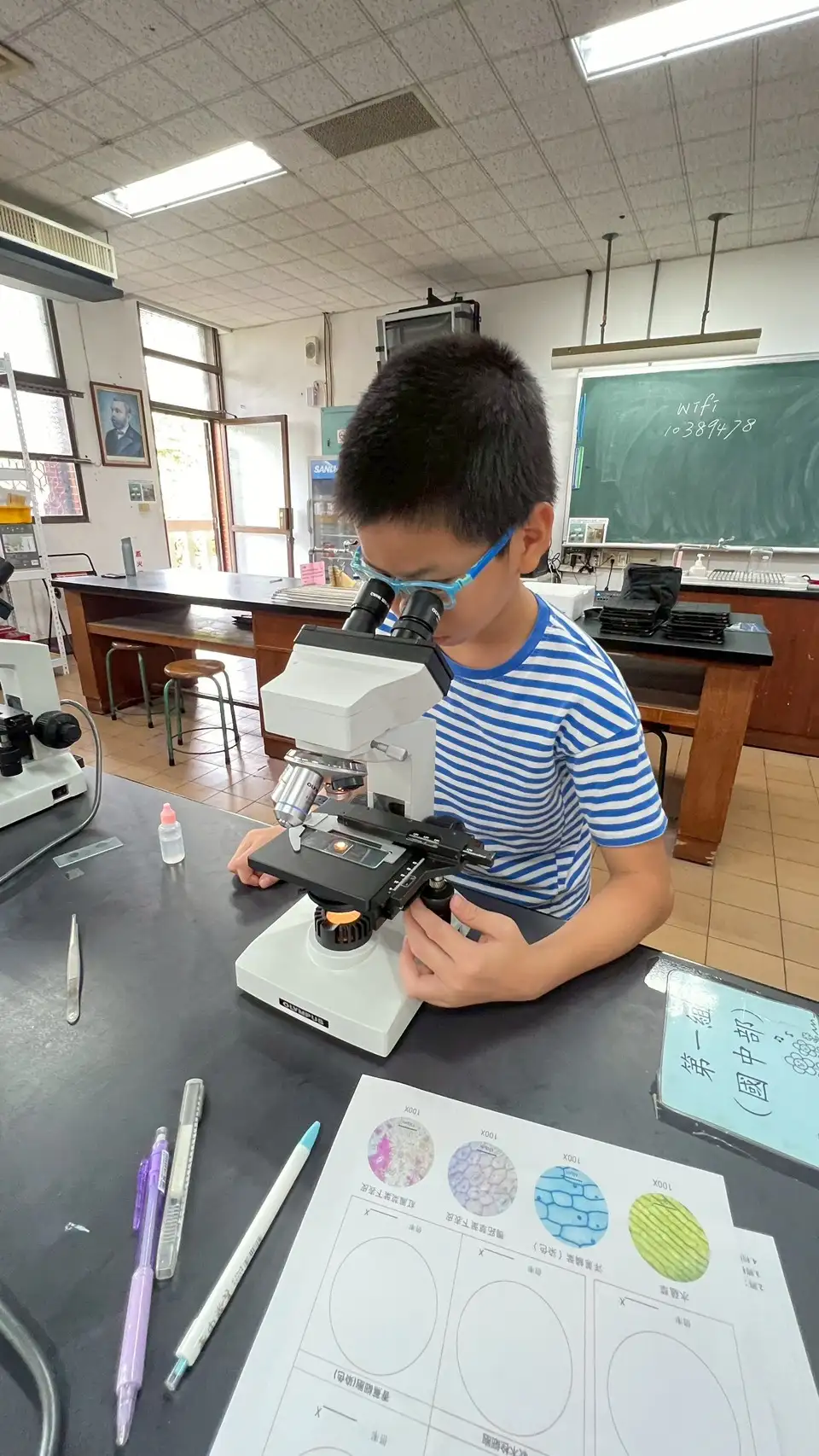 學生專注操作顯微鏡，親眼觀察細胞世界的奧秘，在動手實驗中培養精準觀察力與紀錄能力。(圖/長榮中學 提供）