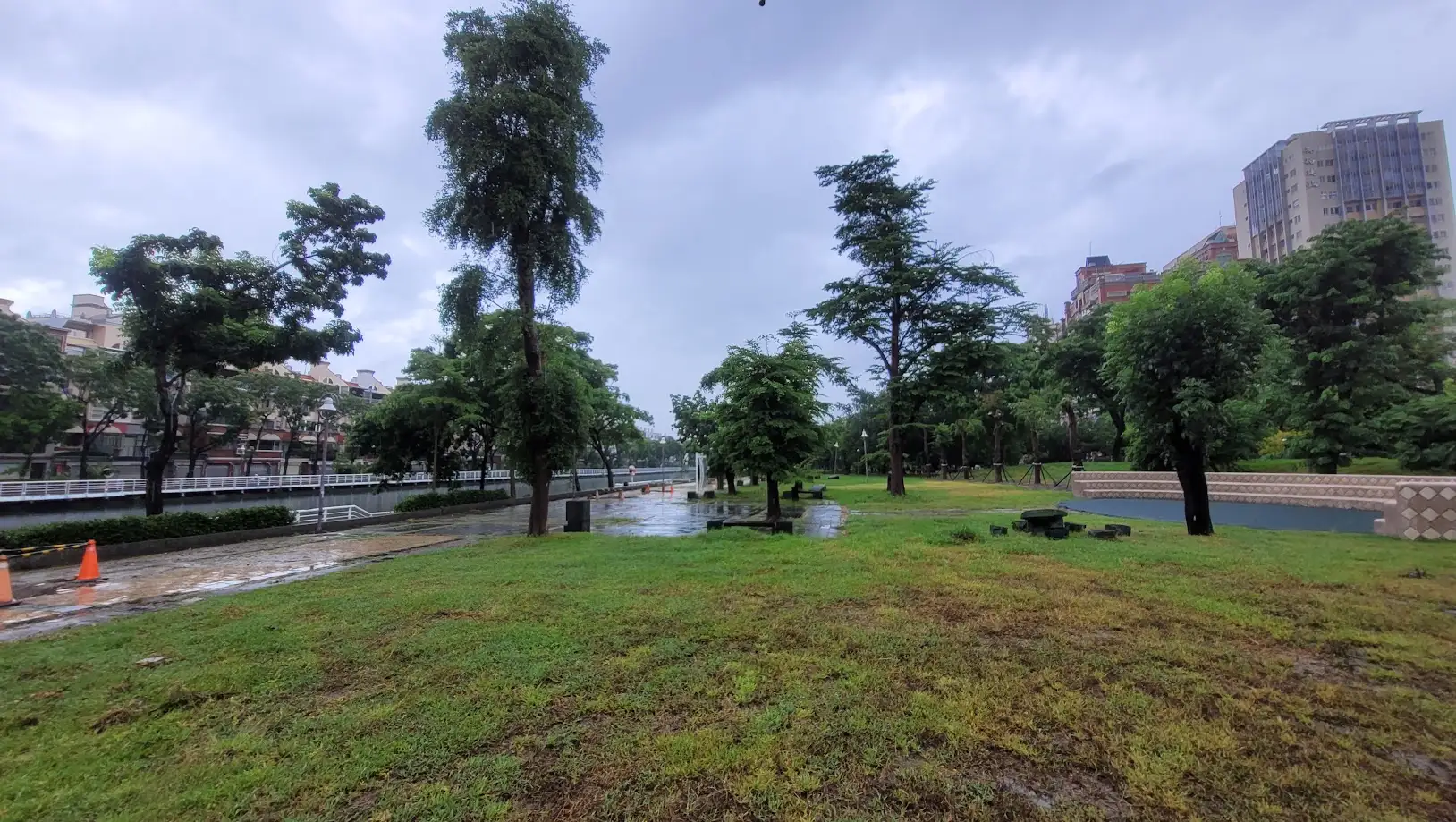 前鎮區翠亨北路親水公園兒童遊樂設施,涉及龐大公共經費,疑點重重。(市議員王義雄提供)