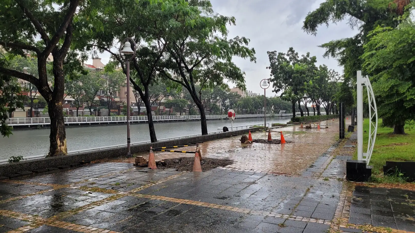 前鎮區翠亨北路親水公園兒童遊樂設施,涉及龐大公共經費,疑點重重。(市議員王義雄提供)
