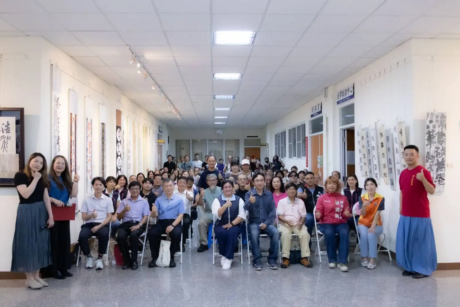 開幕活動大合照，貴賓與參展者熱情參與 。（記者吳文生攝）
