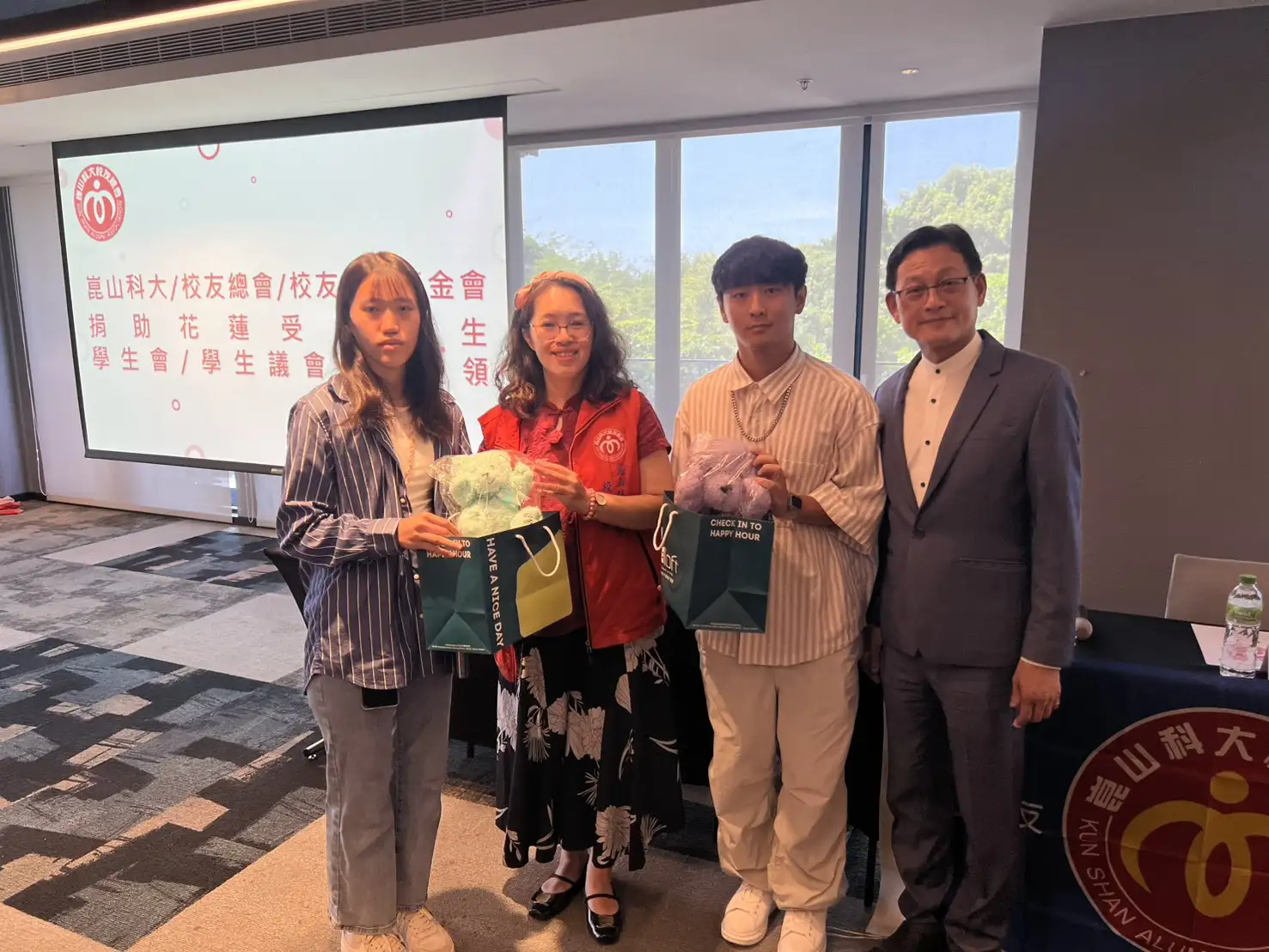 房管系校友暨校友總會李敏慧理事(左2)準備泰迪熊娃娃贈予四位受災同學，學生會鄧任雅與學生議會王駿緯秘書長代表收下。(圖/崑山科大 提供)