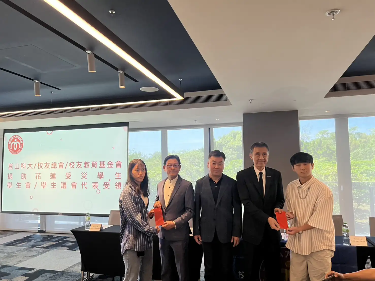 校友總會莊旭彬總會長(左2起)、李天祥校長、校友教育基金會郭海濱董事長，代表將募款守護孩子們的生活需求。(圖/崑山科大 提供)