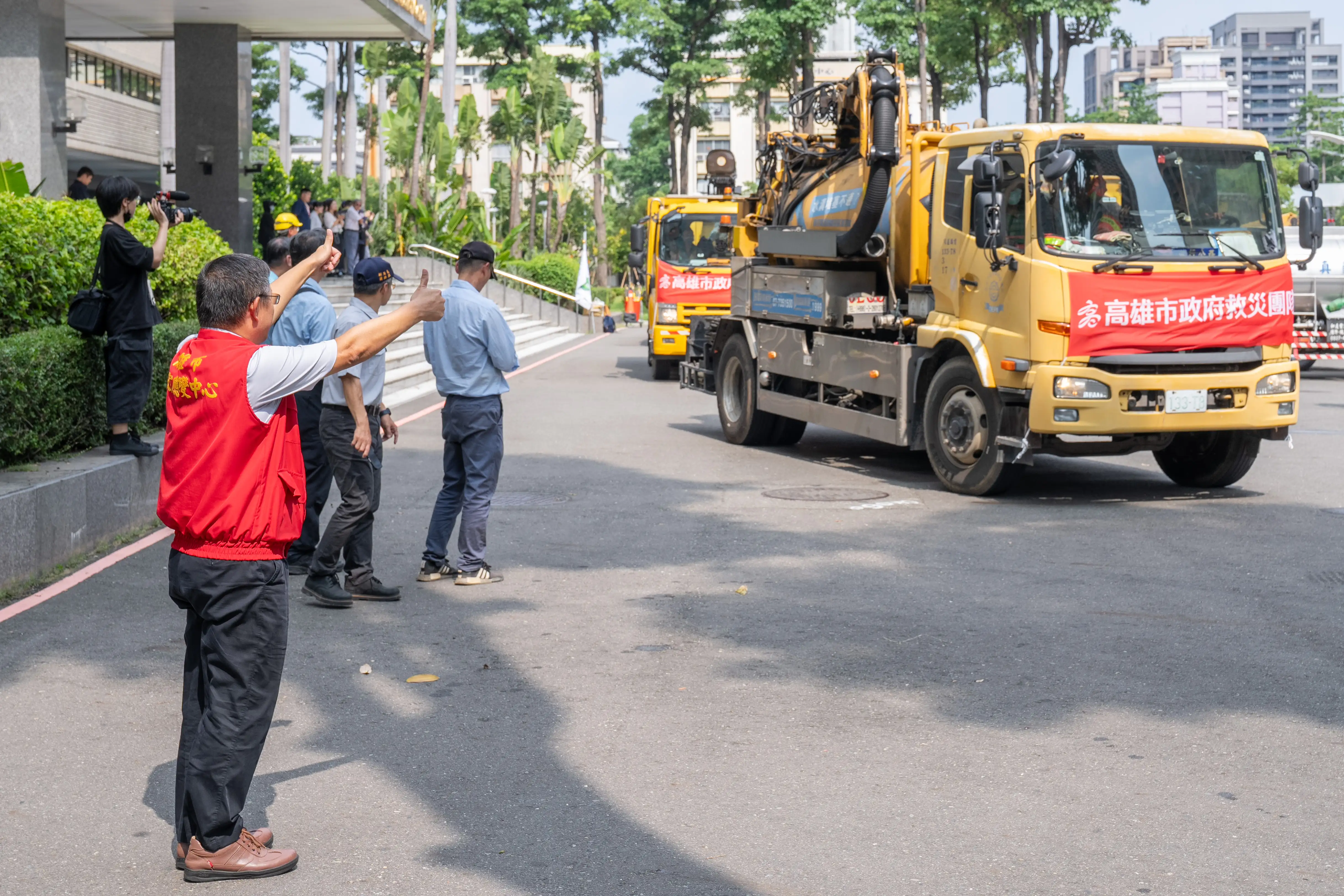 高雄市政府集結跨局處救災團隊，動員33台機具及66名人員前往花蓮，協助清除災區淤泥並恢復環境，副秘書長王啓川授旗並代表市長致意，展現高雄「同島一命、人溺己溺」的守望相助精神。（記者吳文生翻攝）