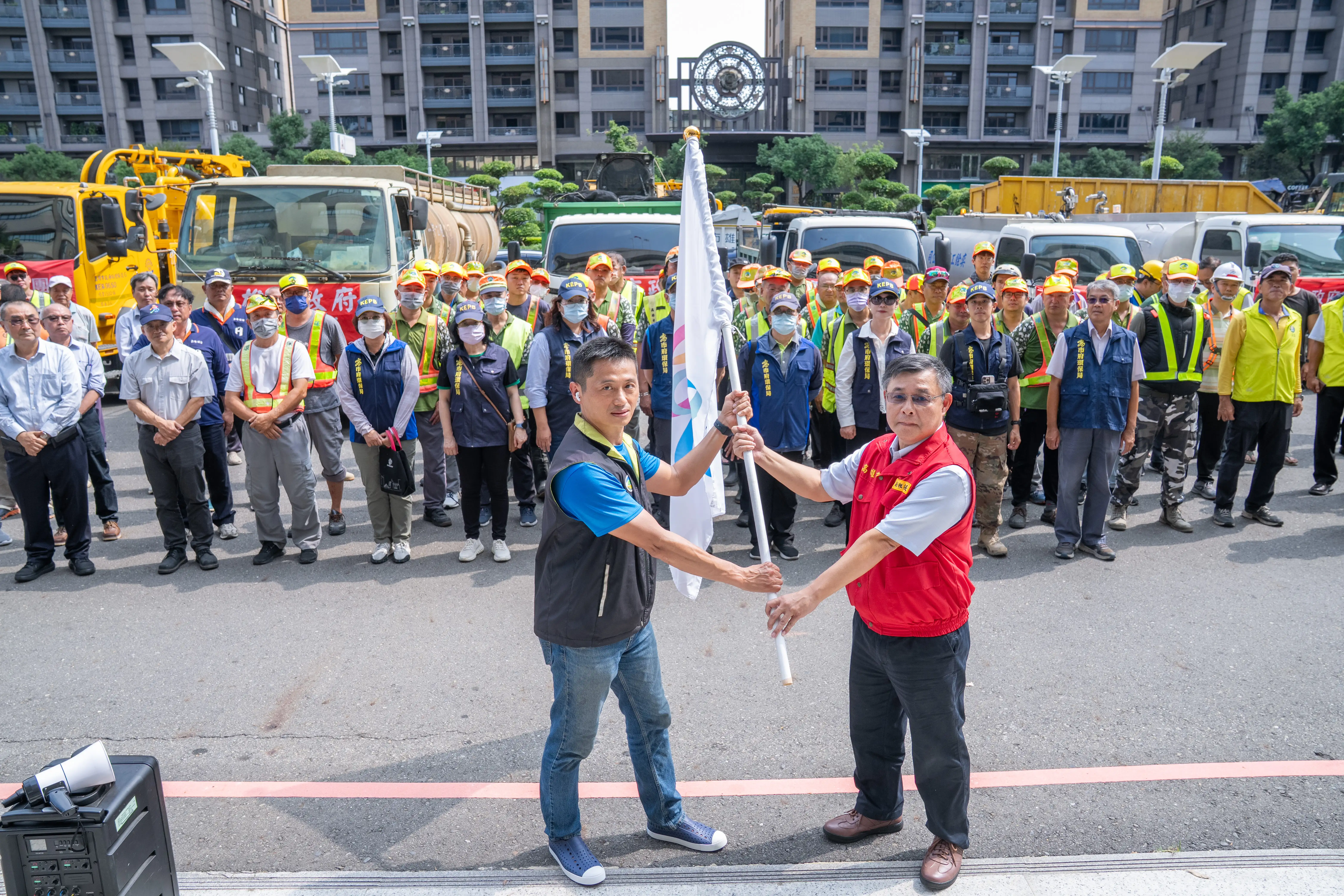 高雄市政府集結跨局處救災團隊，動員33台機具及66名人員前往花蓮，協助清除災區淤泥並恢復環境，副秘書長王啓川授旗並代表市長致意，展現高雄「同島一命、人溺己溺」的守望相助精神。（記者吳文生翻攝）