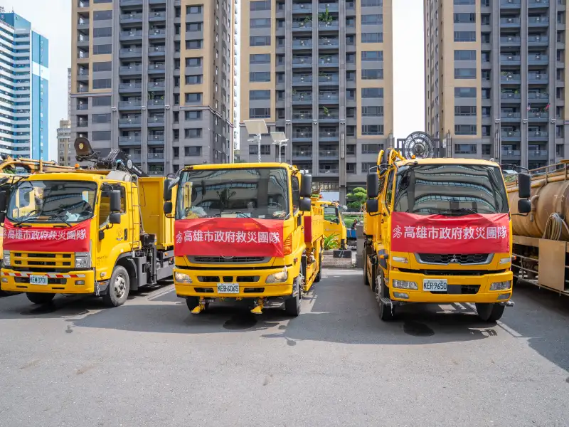 高雄市府救災團隊授旗出發 助花蓮災後重建