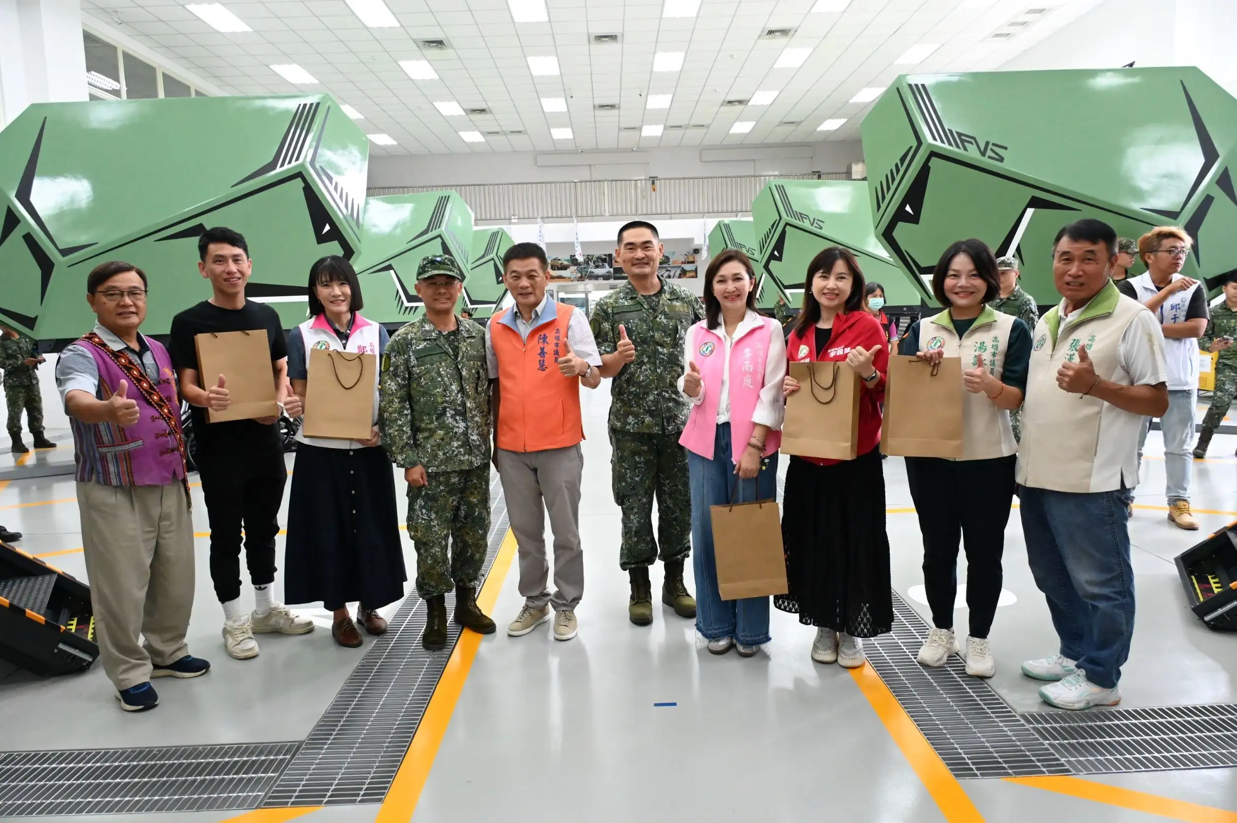 高雄市議會由陳善慧議員率隊前往陸軍步兵訓練指揮部參訪慰勞，並實地體驗戰鬥車及卅機砲模擬射擊。（高雄市議會提供）