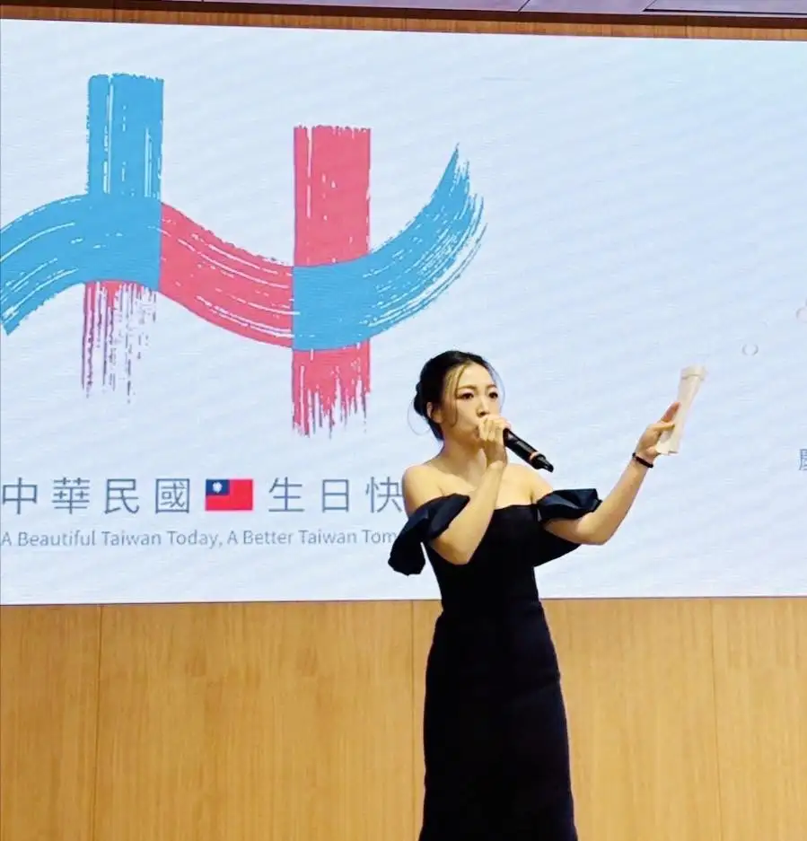 市議員白喬茵受邀擔任今年國慶大典主持人,手握主持棒預告即將登場的國慶系列活動。(翻攝自白喬茵臉書)