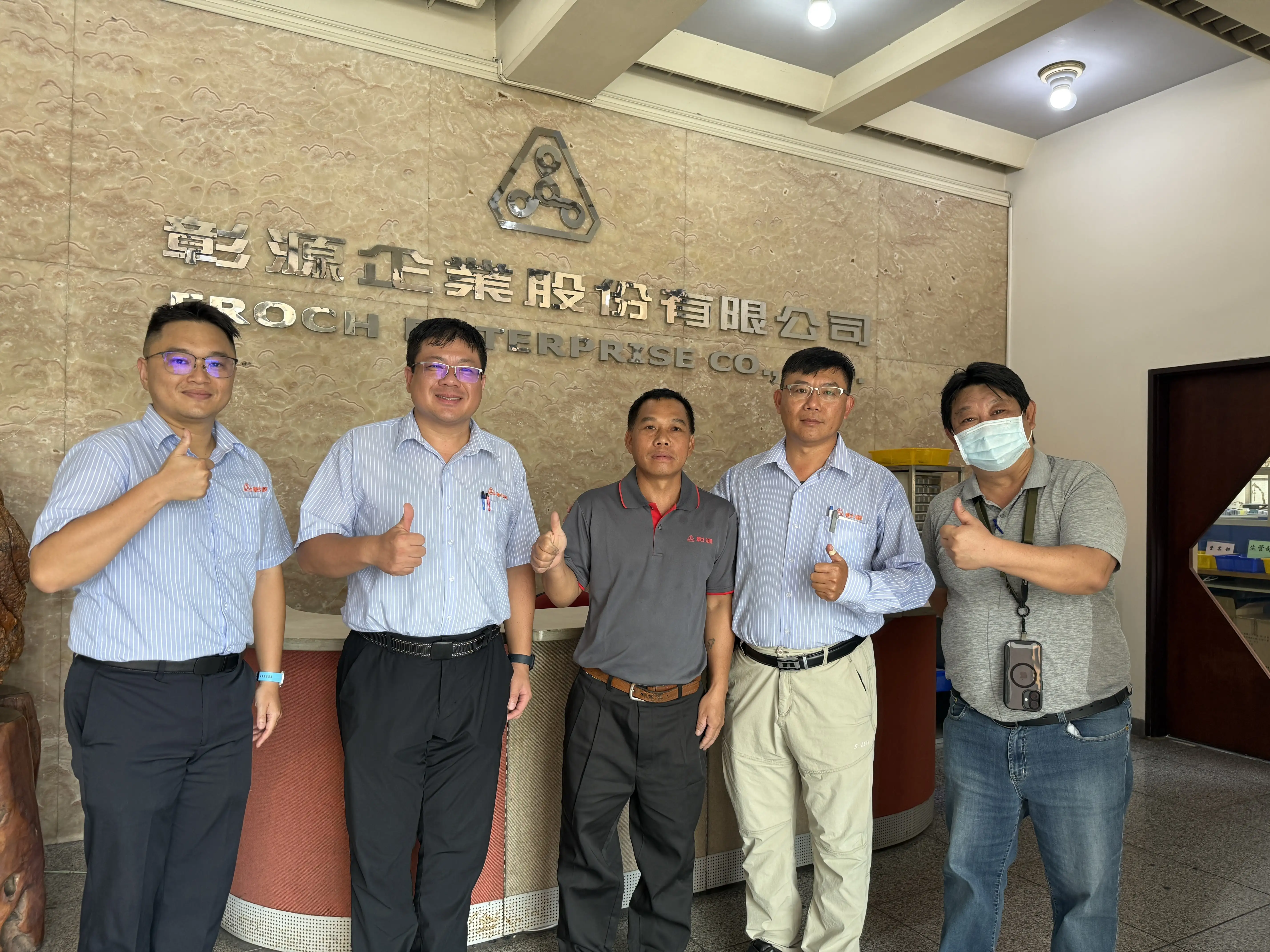 彰源企業(股)公司透過「移工留才久用方案」，將11位資深移工轉任為中階技術人力，讓技術得以傳承，更有效緩解產線人力需求。(圖/勞發署雲嘉南分署 提供)