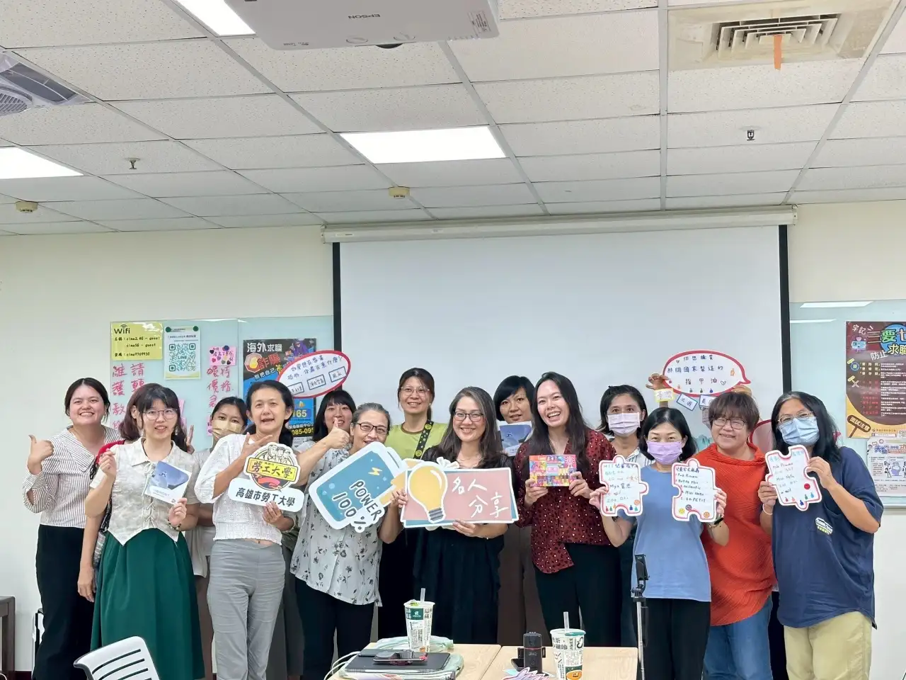 高雄市勞工局勞工大學「創業職能深耕學習營」系列課程登場，內容涵蓋AI應用、IG經營、短影音製作及直播實務，學員透過專業講師帶領實作演練，強化數位轉型與品牌經營能力。(記者吳文生翻攝)