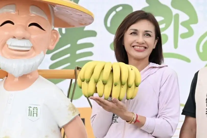 立委邱議瑩表示，高雄香蕉價格回穩，正是品嚐的好時機，香蕉不僅養顏，也有助降血壓。（取自邱議瑩臉書）