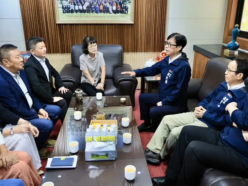高雄市議會第4屆第6次定期大會開幕,市長陳其邁率市府團隊拜會各黨團及議長康裕成、副議長曾俊傑。(記者吳文生翻攝)
