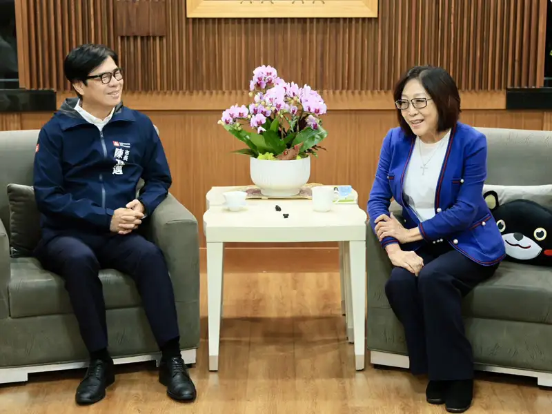 高雄市議會第4屆第6次定期大會開幕,市長陳其邁率市府團隊拜會各黨團及議長康裕成、副議長曾俊傑。(記者吳文生翻攝)