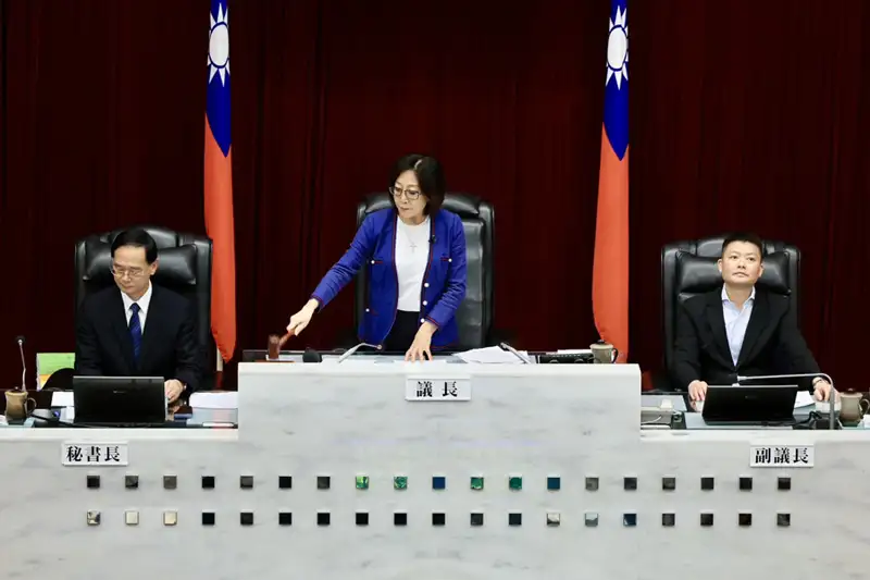 議長康裕成宣布第4屆第6次定期大會開幕,期盼府會同心協力,共創高雄建設新局。(記者吳文生翻攝)