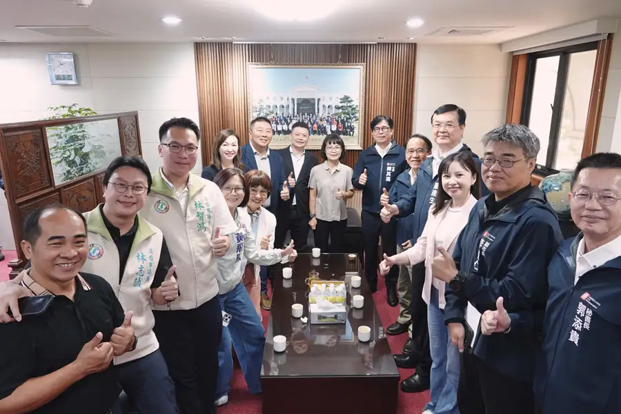 曾俊傑副議長、前議長曾麗燕及江瑞鴻等多位議員，在副議長室向陳其邁市長針對市政議題提出建議。（記者吳文生攝）