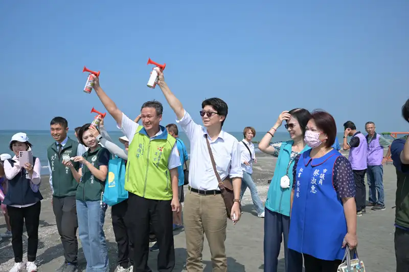 2025臺南蚵棚節於喜樹沙灘舉行「蚵棚出海」儀式，貴賓齊聚揮動號角，祈求風調雨順、滿載蚵歸，為活動揭開序幕。(圖/臺南市政府提供)