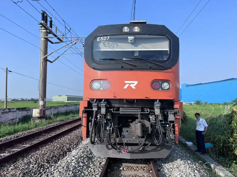 台鐵南下121次自強號在後壁車站發生撞擊意外，造成男子當場死亡，鐵路警察隨即封鎖現場處理，與台鐵人員進行後續調查與蒐證。(民眾提供)