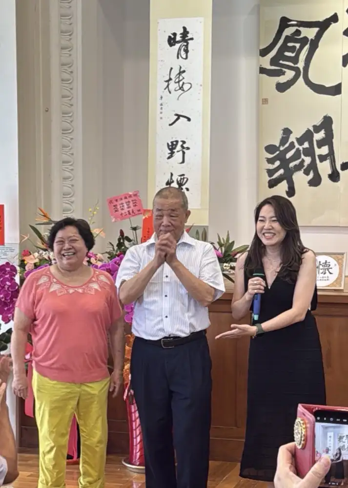 卓雅芳老師（右ㄧ）與父母合影，感謝家人支持創作。（記者吳文生攝）