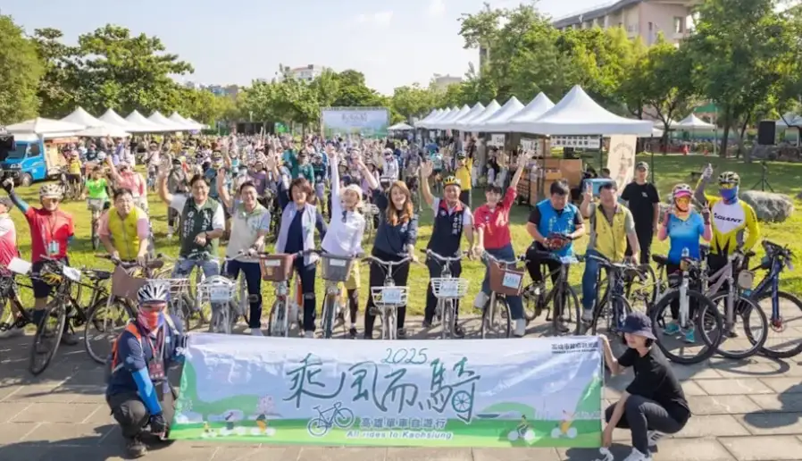 「乘風而騎—岡山空軍的故事」單車遊活動於岡山公園登場，吸引上千名大小朋友參與。（觀光局提供）