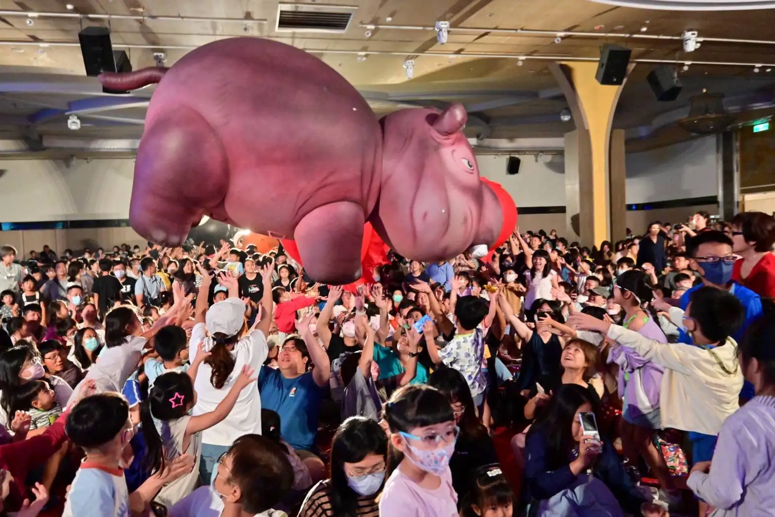 立委許智傑邀請紙風車劇團在鳳山和樂宴會館演出《蕃薯森林奇遇記》，吸引近三千名觀眾入場觀看。（記者吳文生攝）