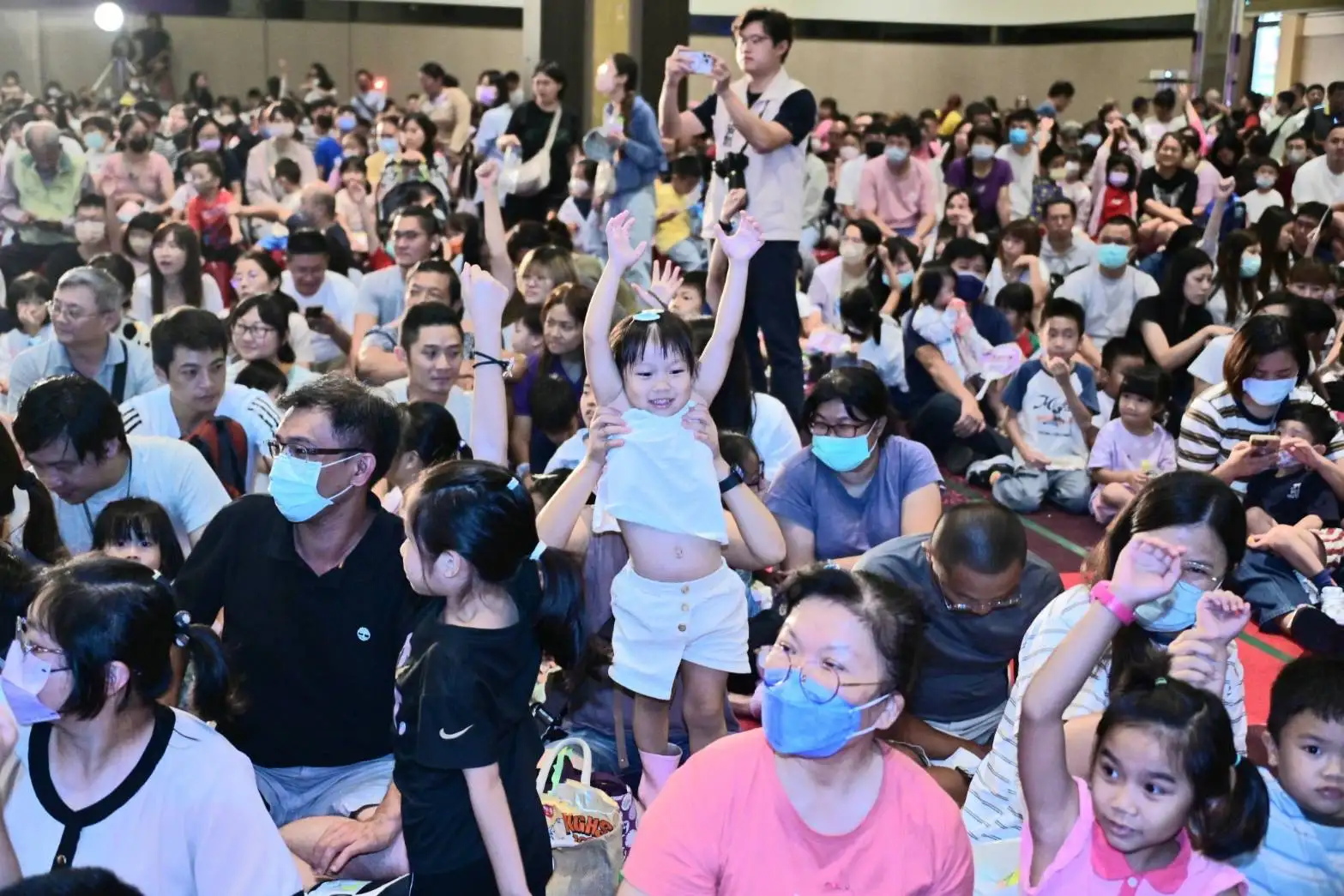 立委許智傑邀請紙風車劇團在鳳山和樂宴會館演出《蕃薯森林奇遇記》，吸引近三千名觀眾入場觀看。（記者吳文生攝）