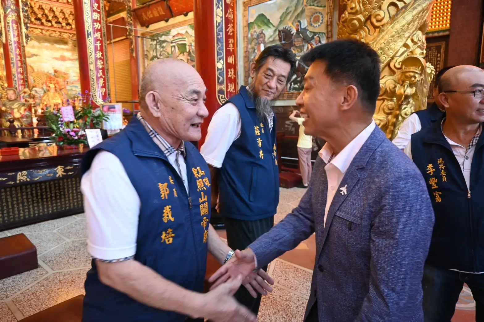 高雄大樹東照山關帝廟管理委員會捐助一百萬元協助花蓮光復鄉救災,立委許智傑擔任見證人,希望善款能用於災後救助與學童助學。(許智傑提供)