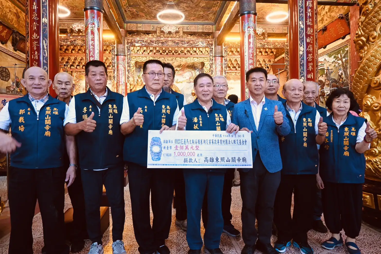高雄大樹東照山關帝廟管理委員會捐助一百萬元協助花蓮光復鄉救災,立委許智傑擔任見證人,希望善款能用於災後救助與學童助學。(許智傑提供)
