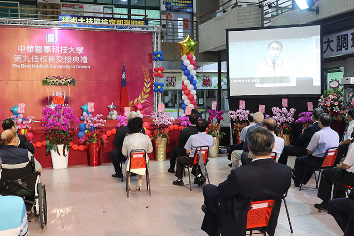 台南市市長黃偉哲透過視訊向新任孫逸民校長表達祝賀。（圖／記者張振興攝，2021.07.30）