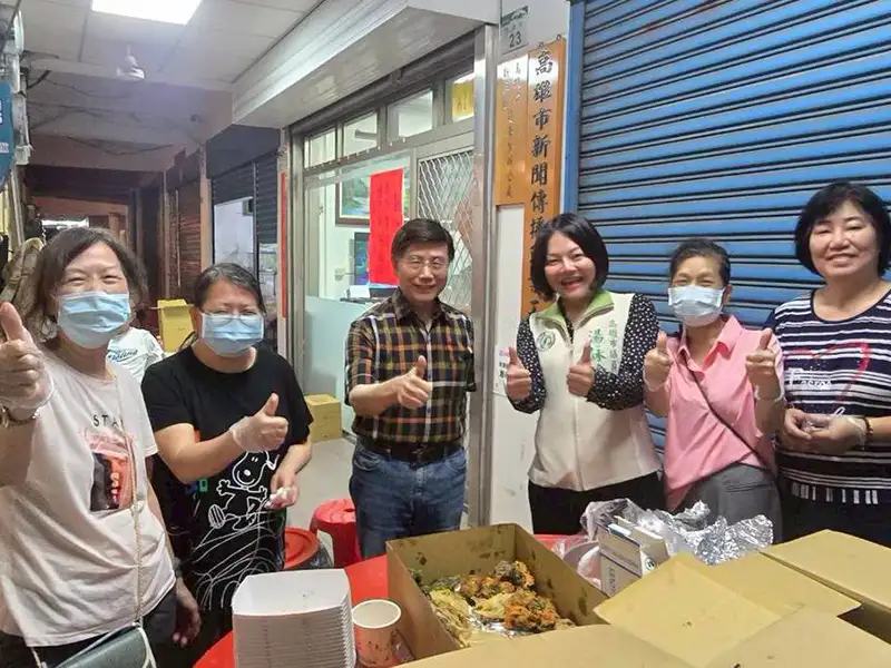 新興區建華里於同愛街里長服務處前舉辦中秋晚會,近三百名鄉親熱情參與,氣氛熱絡、情誼融洽。(記者吳文生攝)