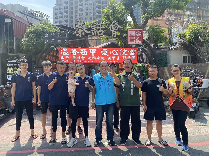 凱旋跳蚤市場負責人許芳瑞四日在前鎮區西甲里辦理「中秋溫馨西甲」活動，發送三百份愛心便當與應景食物給里民。（記者吳文生攝）